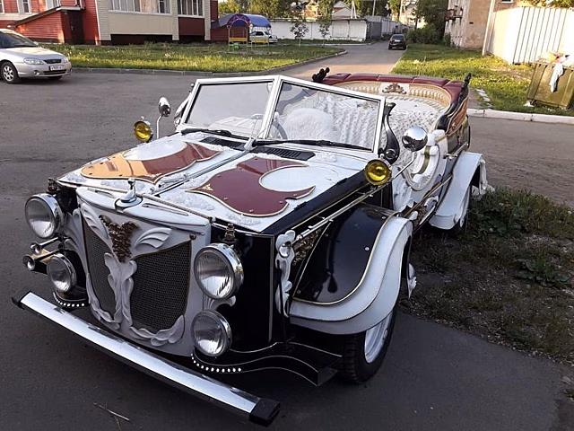 Берегите глаза: в Барнауле продают Nissan March, переделанный в автомобиль-карету