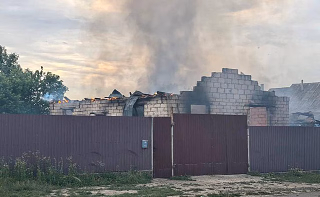 В Рыльске при атаке ВСУ сгорел частный дом и хозпостройка по ул. Кирова, 1К