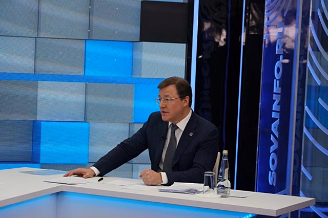 "Будете ездить на автобусе вместе с жителями": Дмитрий Азаров пересадил глав муниципалитетов с плохими автовокзалами на общественный транспорт