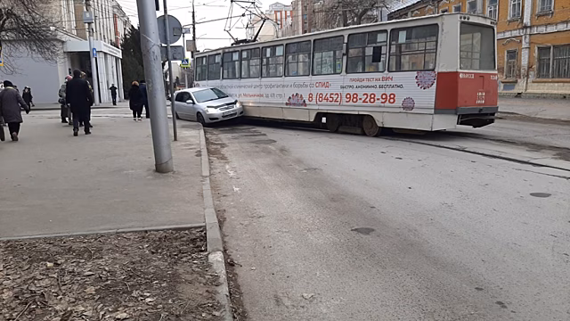 В Саратове трамвай прижал к бордюру «Тойоту» неосторожного водителя