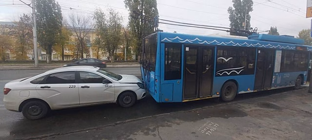 Пассажир «Lada Vesta» пострадал в столкновении с троллейбусом в Саратове
