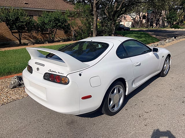 Старую Toyota Supra продали дороже нового спорткара Porsche