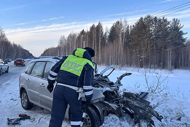 Лобовое ДТП под Екатеринбургом: есть погибший и пострадавшие
