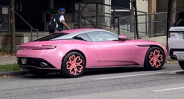 В канадском Ванкувере запечатлен Aston Martin DB11 с весьма необычным тюнингом