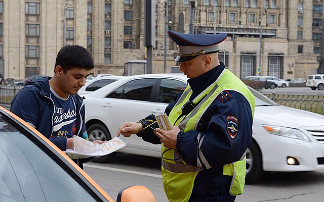 Эксперт предлагает депортировать водителей из России за незнание ПДД
