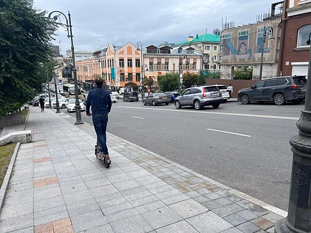 «Еще буквально метр»: «самокатер» спровоцировал опасную ситуацию на трассе Приморья