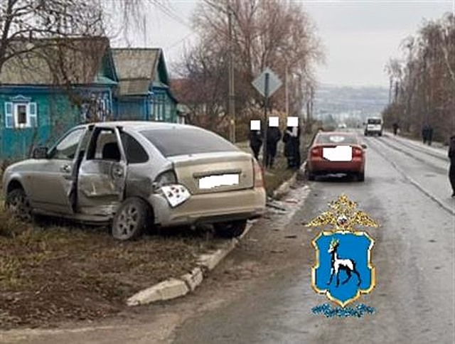 В Октябрьске водитель легковушки неудачно развернулся, два человека госпитализированы