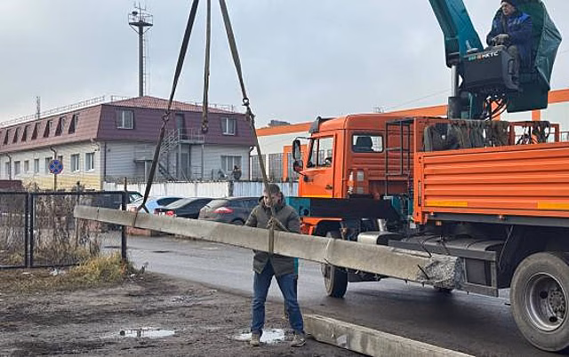 В Курске ограничат въезд на газон у Арены из-за нелегальной парковки