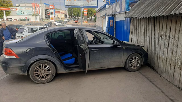 В Саратове водитель иномарки умер за рулём и устроил аварию