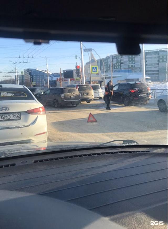 ДТП спровоцировало пробку в районе кемеровского ТРЦ