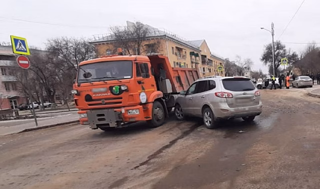 В Советском районе Волгограда случилось ДТП с 3 легковушками и КамАЗом