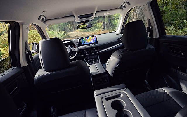 Дилеры привезли в Россию новые Nissan X-Trail по цене от 3,55 млн рублей