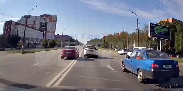 Молодой водитель в Ижевске решил совершить обгон, выехав на встречку