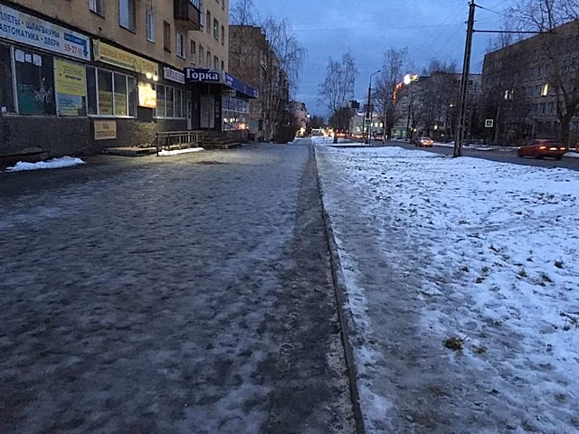 "У нас весь город - бесплатный каток!" Петрозаводчане жалуются на гололёд и опасные люки