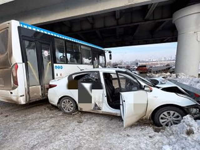 В Уфе произошло массовое ДТП с участием пассажирского автобуса