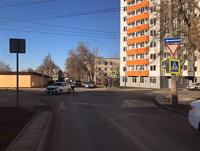 На ул. Николая Панова столкнулись две легковушки, пострадала женщина