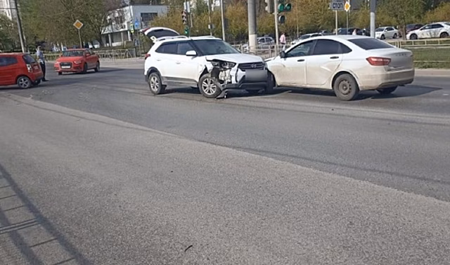 32-летняя женщина пострадала в тройном ДТП в Дзержинском районе Волгограда