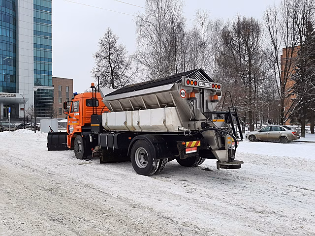 В Ижевске за три дня на дороги и тротуары высыпали около 40 тонн песчано-соляной смеси