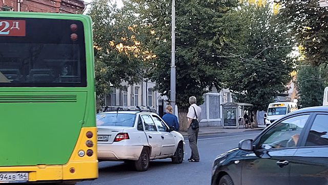 В центре Саратова столкнулись пассажирский автобус и иномарка