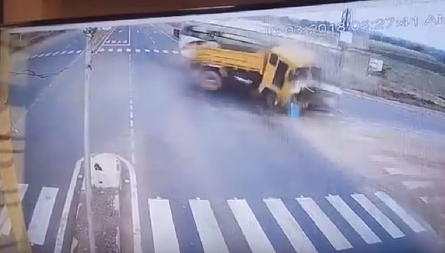 Страшное столкновение туристического автобуса и грузовика в Индии попало на видео