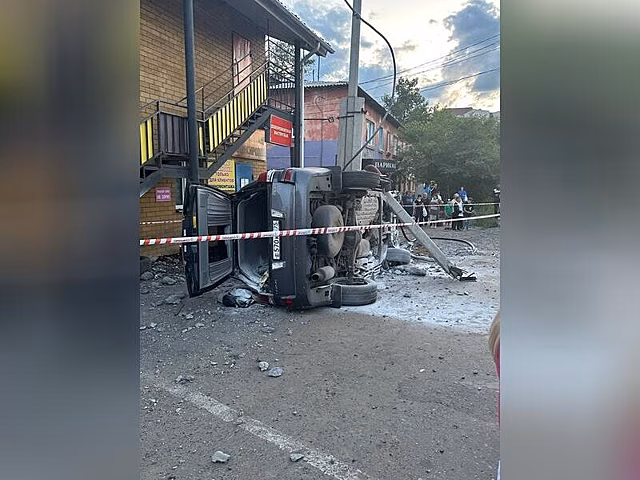 «Лексус» врезался в электроопору и перевернулся в Чите