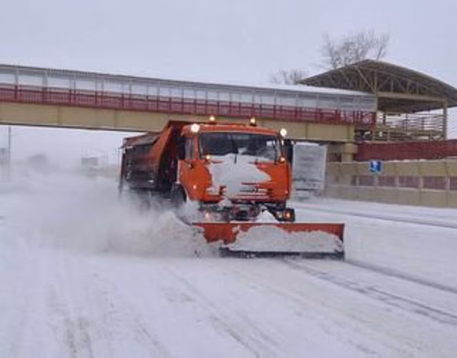 Дорожные службы в Барнауле работают в усиленном режиме из-за метели