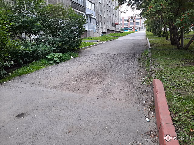 "Грязь и мусор плавают здесь": кемеровчанка пожаловалась на некачественный тротуар