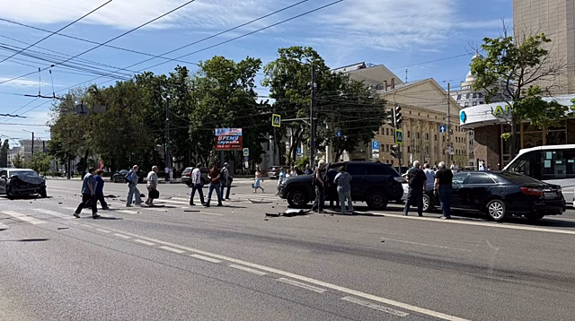 В Воронеже на Плехановской столкнулись шесть авто, есть пострадавший