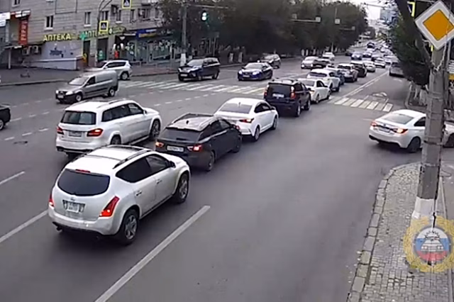 На камеры видеонаблюдения попало столкновение трех автомобилей в Волгограде