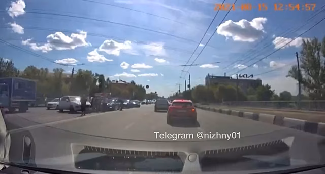 Еще одна свадьба устроила танцы на проезжей части в Нижнем Новгороде