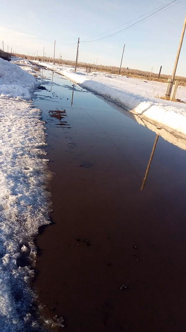 В зауральском селе талые воды топят жилые дома, а дорога по ночам превращается в каток