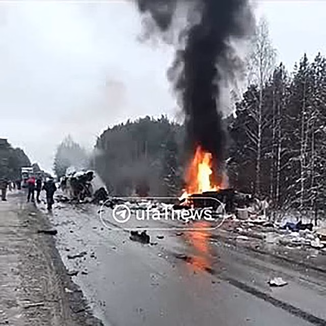 Очевидцы сняли на видео пожар на месте столкновения трех фур в российском регионе
