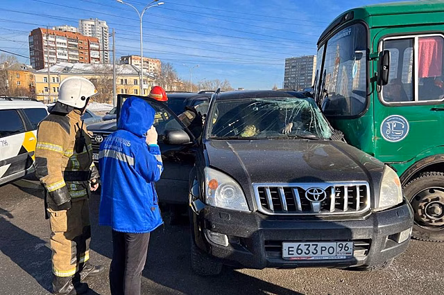 При столкновении автобуса и двух машин в Екатеринбурге пострадали два человека