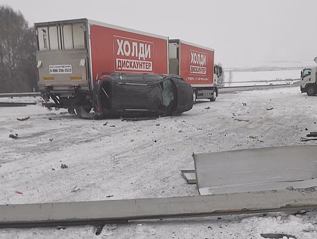 Автомобиль влетел в придорожное кафе на кузбасской трассе: есть погибший
