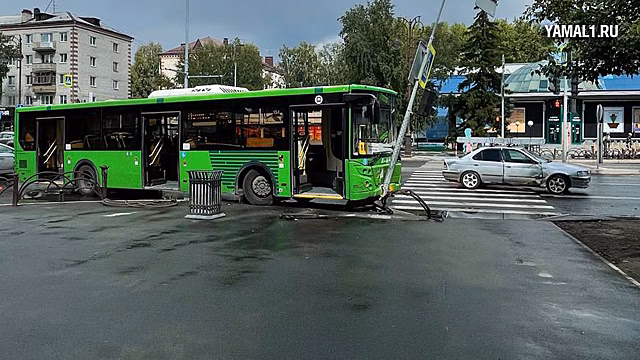 В Тюмени автобус врезался в столб, один пассажир пострадал. ФОТО