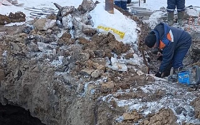 В Рязани коммунальщики вторые сутки чинят прорыв водопровода в Горроще