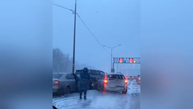 Около 16 машин попали в цепь ДТП на трассе Ленобласти