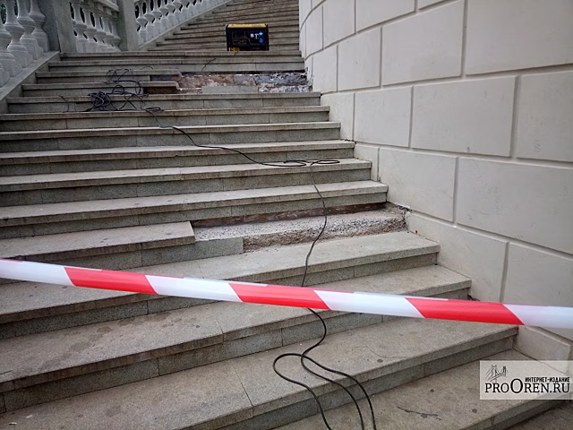 В Оренбурге начали чинить поврежденный вандалами спуск к Уралу