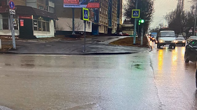 В центре Саратова под колеса «Шкоды» попал мужчина