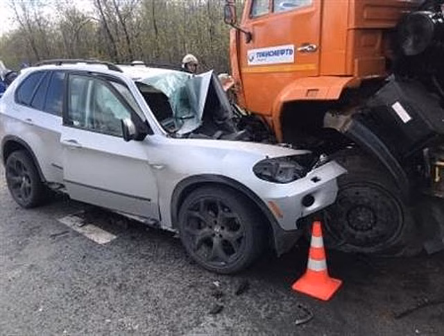 На трассе Самара - Волгоград пострадал водитель КамАЗа, в который въехал BMW