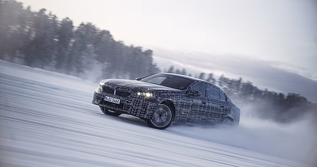 Видео: секретные электромобили BMW в управляемом заносе на снегу