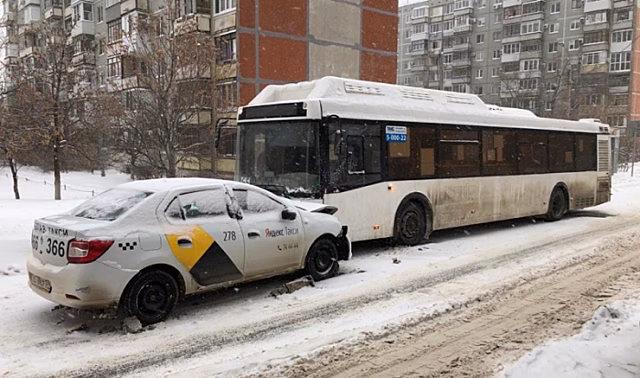 На западе Волгограда таксист въехал в автобус
