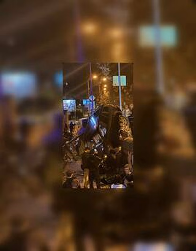 В Калининграде автомобиль протаранил ограду и чуть не вылетел в паре метров от популярного бара на ул. Гаражной (фото)