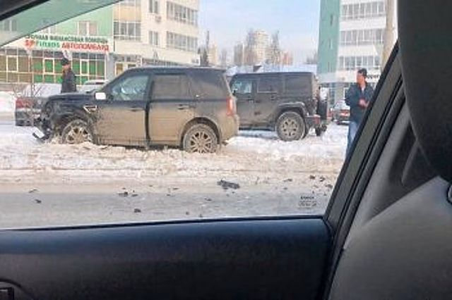 В Екатеринбурге на улице Фучика в ДТП пострадало 5 машин