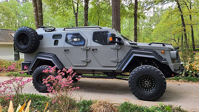 Броневик Gurkha с минимальным пробегом продают за 30 миллионов рублей