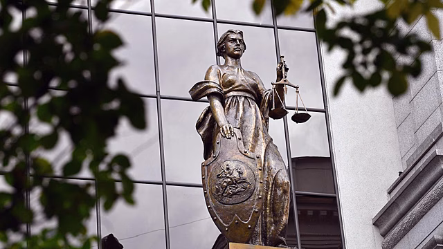 Верховный суд оправдал водителя, сбившего электросамокатчика на «автобусной» полосе