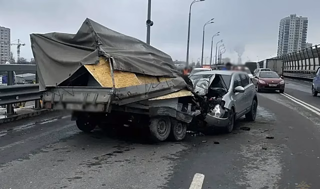 Отцепившийся прицеп выехал на встречную и устроил ДТП на мосту в Волгограде