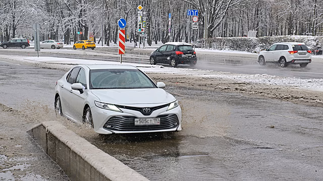 Снегопад в Москве: эксперт дал совет водителям, «переобувшимся» в летние шины