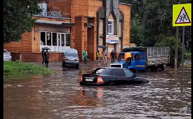 В Курске на улице Республиканской затопило дорогу