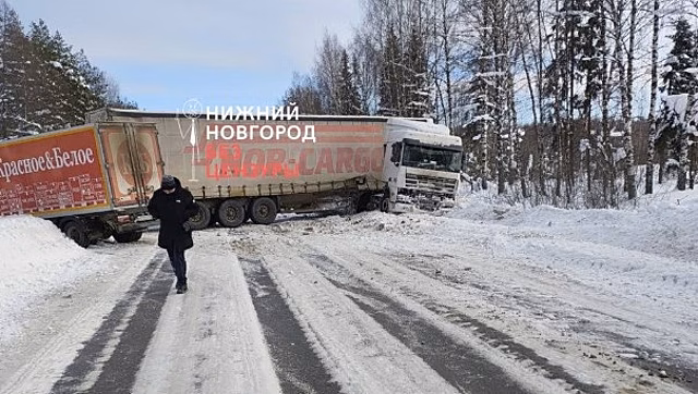 Фура полностью перекрыла дорогу в Нижегородской области